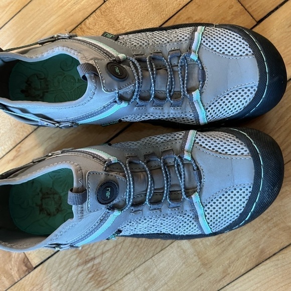 Stylish Gray Women's Sneakers - Picture 2 of 6